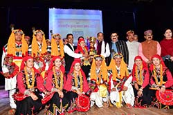 CM with artistes of Kulllu Dussehra 