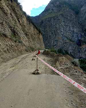 BRO Puts up warning signs on the highway in Lahaul valley