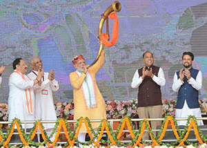 PM Narendra Modi plays Heeranshinga at Bilaspur stage at launch of AIIMS Bilaspur