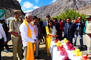 HP Guv inspects  apple exhibition at Tabo in Spiti 