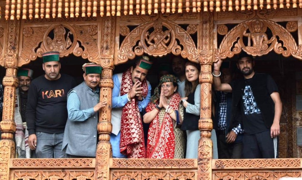 PWD Minister Vikramaditya and his mother Pratibha singh peeing from a Rohru  temple 