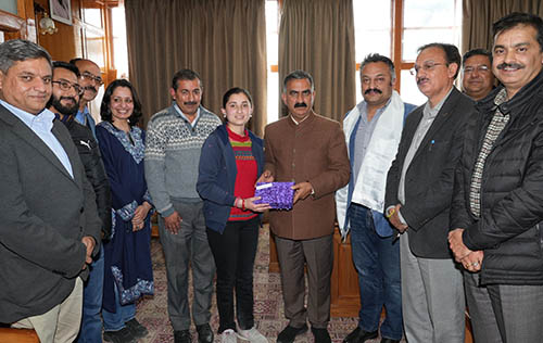 Aastha Sharma, winner of contest being honoured by CM in Shimla 