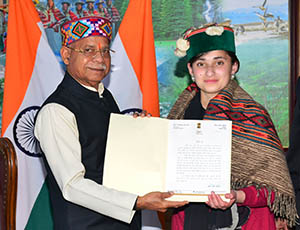 HP Guv Honours Aastha from kotgarh