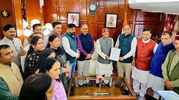 BJP Leaders at Raj Bhawan in Shimla submit Memo to HP Guv 