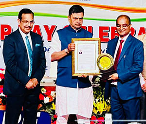 SJVN CMD NL Sharma Geeting power sector award from Power Minister in New Delhi 