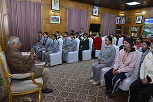 Hp Guv with school students at Raj Bhawan in Shimla 