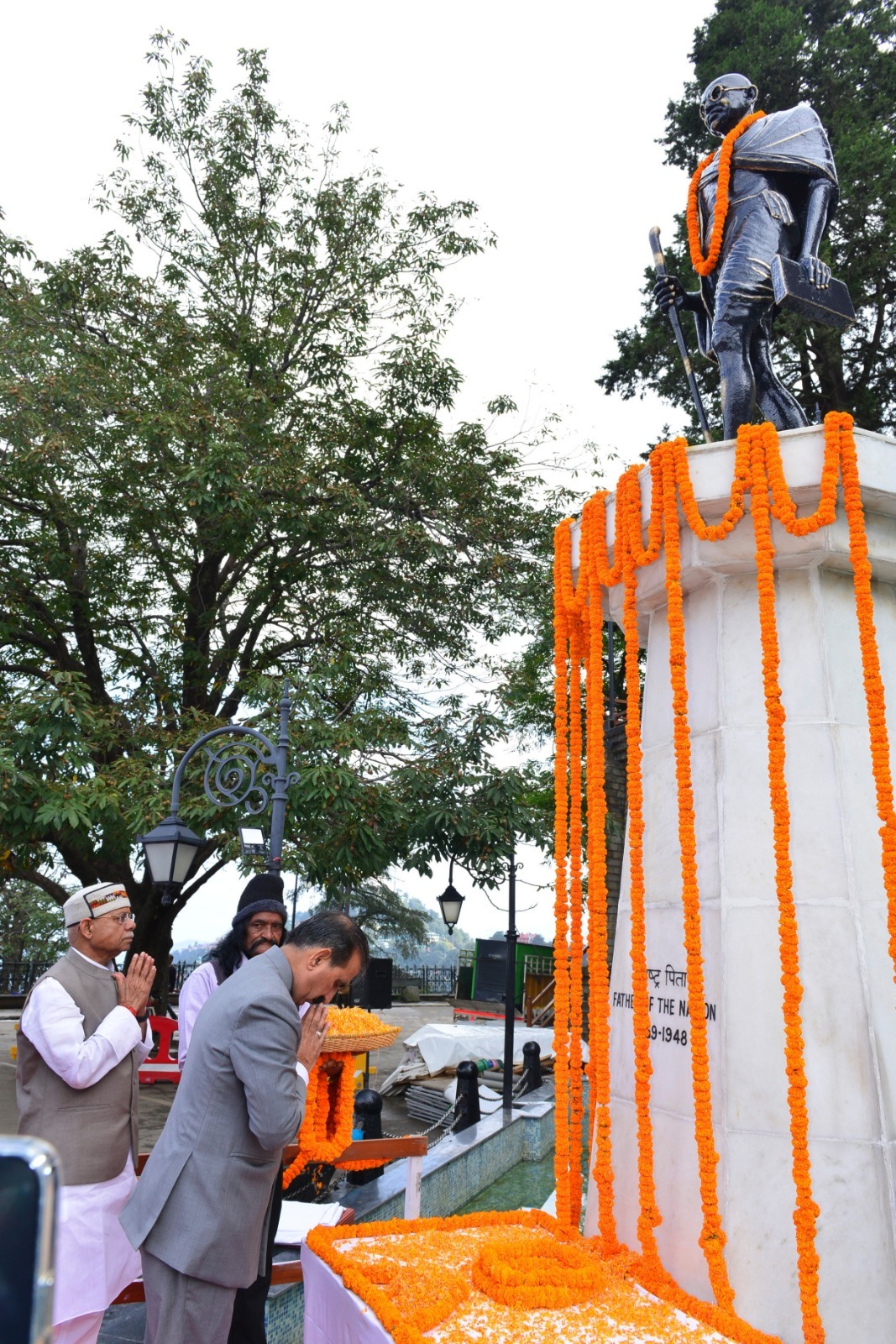 Cm paystributes to Mahatma Gandhi in Shimla 