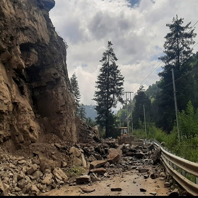 Rockslide at Jubbal being cleared 