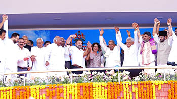 Congress and Opposition leaders at Karnataka CM swearing-in Ceremony in Banguluru 