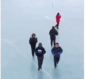 Marathonists at Pangong Tso in Ladakh 