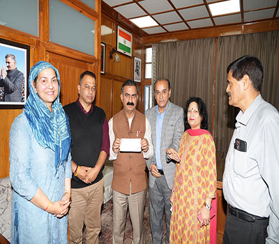 Mayory Mayor and councillots wiht CM Sukhu in Shimla donating relief to Apda Kosh