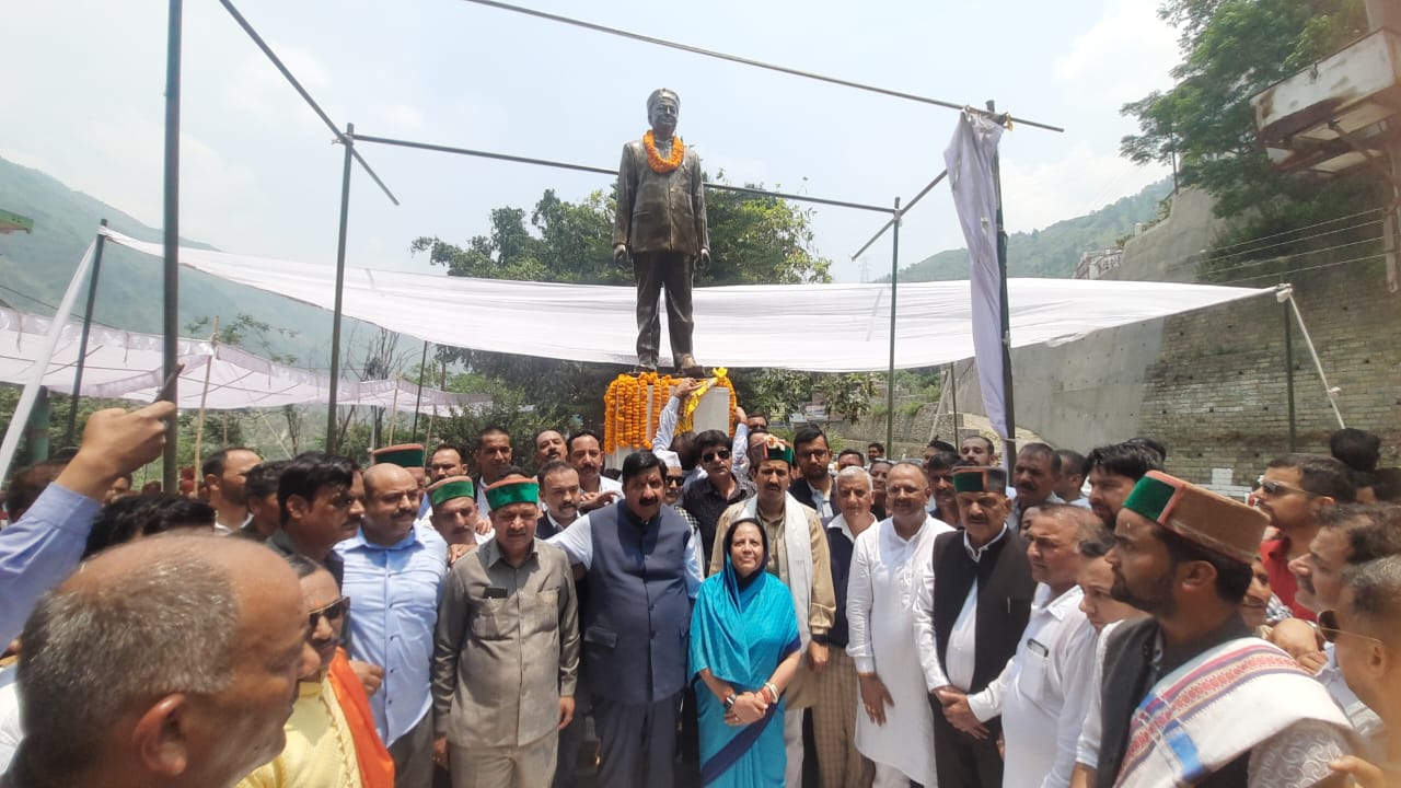 DCM Agnihotri, Vikramaditya, Pratibha,Rathour,Bragta,Lal at Status of Virbhadra Singh at Sainj in HImachal 