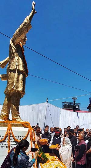 HP Congress Pays Tributes to ex-PM Rajeev Gandhi in Shimla 