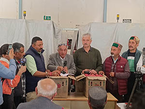 Apple farmers at Rohru meeting in Shimla district 