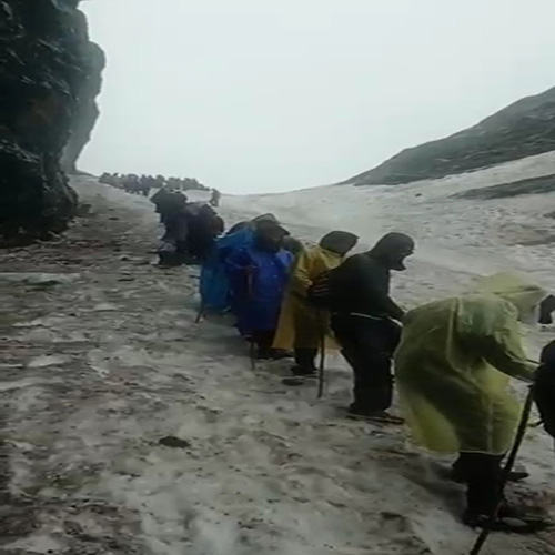 Rescue operation of pilgrims by Manali team at Srikhand yatra trek 