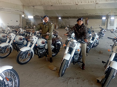 PolicemenOnBulletsinShimla