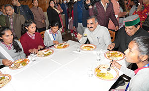 CM having lunch with destitute children in Vidhan Sabha