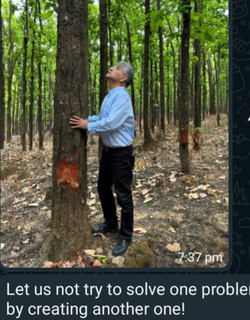 Anoop Nautiyal hugging tree to save the trees being cut for water project 