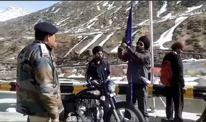 Lahaul policeStoppingPunjabBikersatAtal tunnel in Lahaul Valley 