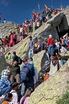 View of overcrowding pilgrims at choorhdhar 