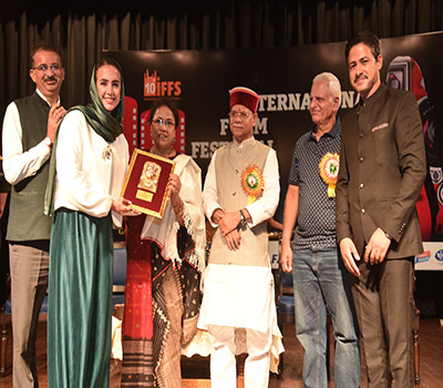 HP Guv Gives Award to Best Film Maker 