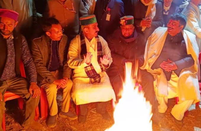 CM Sukhu warming around Bonfire in Kupvi Chopal 