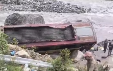 Bus stuck behind Boulder in the Beas river in Manali 