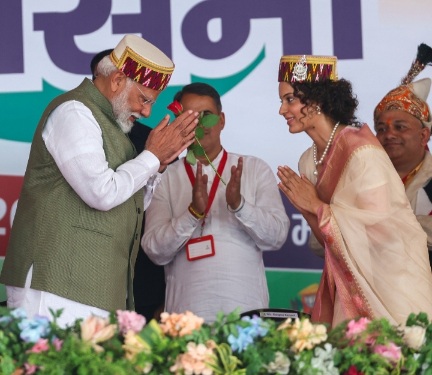 Mandi candidate Kangana Ranaut Presents Rose to Modi in Mandi 