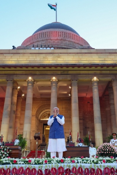 Modi's cabinet ministers and PM appears at Parliament gate 