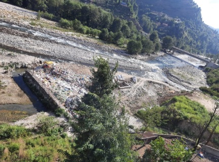 Solid waste toxic liquid flowing into  Pabbar River in Rohru Town_HimbuMail