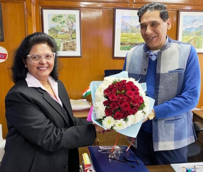 SJVN's CMD Smt Kapoor MeetsHPCS Saxena inShimla 