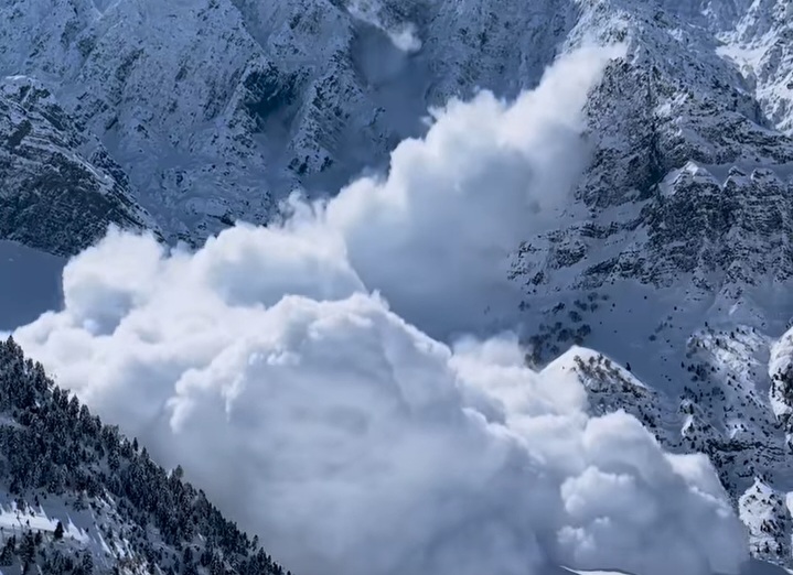 Snowand avalanche in Lahaul-Spiti 