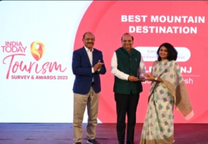 Director HP Tourism Manasi Sahay Thakur getting Award in New Delhi 