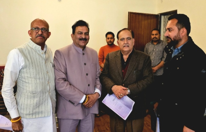 Three Independents MLAs With Vidhan Speaker inShimla 