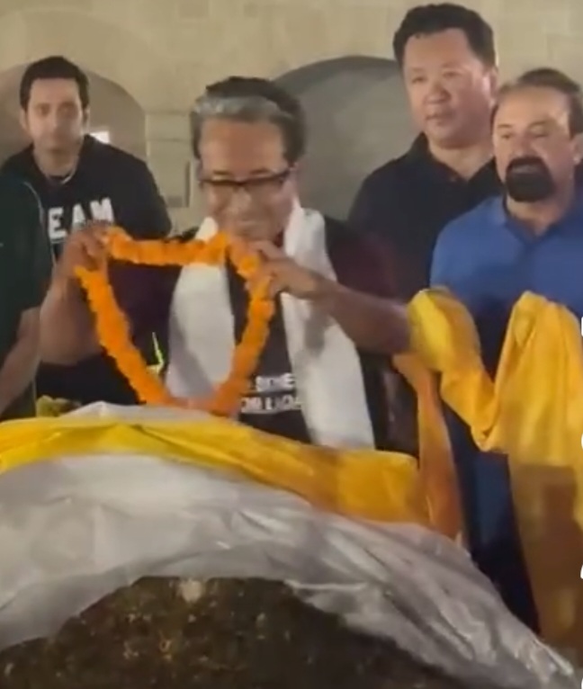 Sonam Wangchuk paying tributes to Mahatma Gandhi at Rajghat 