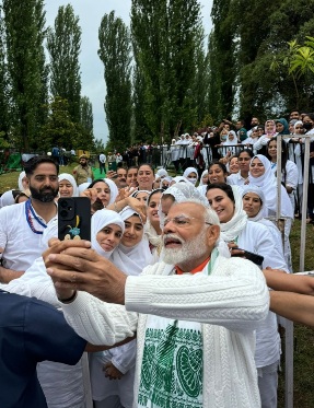 YogaSelfiebyPMModiInSrinagar