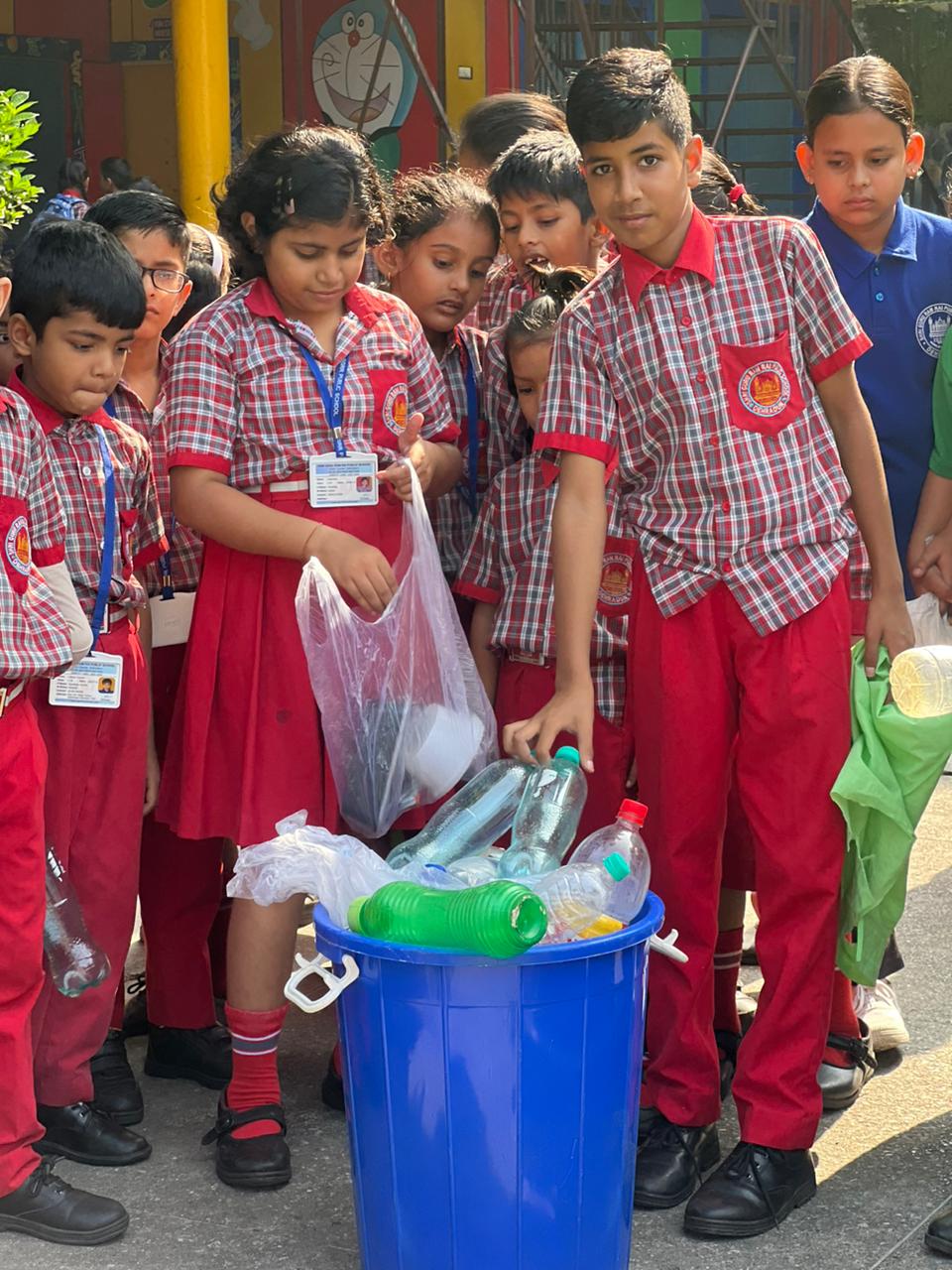 School Children Collect waste in Dehradun on October 1