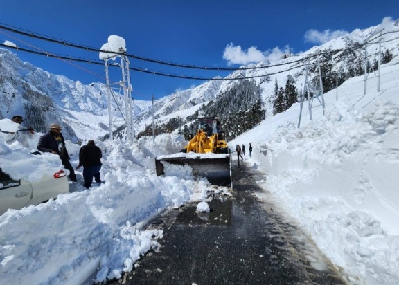 Manali DhundiRoadSnow