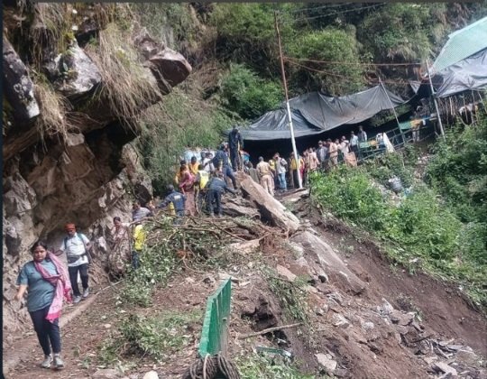 Pilgrims at Yamunotri Landslide trek 
