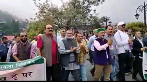 Apple farmers on The Ridge in protest in Shimla 