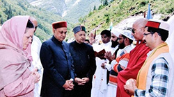 UPA-II chairperson Sonia Gandhi, CM PK Dhimal  and Virbhadra Singh at South portal of Rohtang Tunnel on June 23, 2010