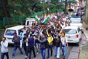 Congress leaders stage protest march in Shimla against summoning of Sonia Gandhi by ED in Delhi on July 21, 2022