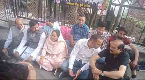 PCC president Pratiba Singh and others at dharna in Shimla