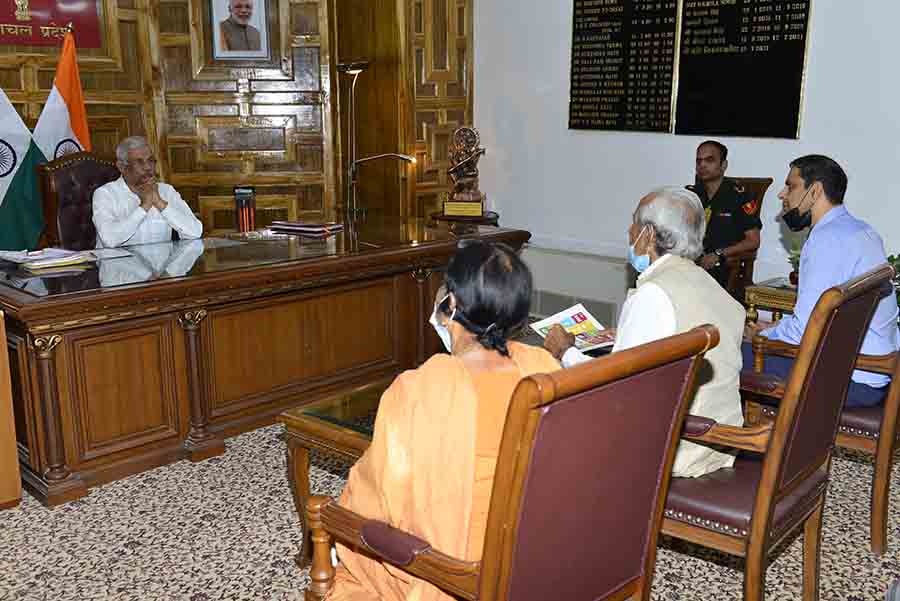 HP Guv with Shoolini univ officials 