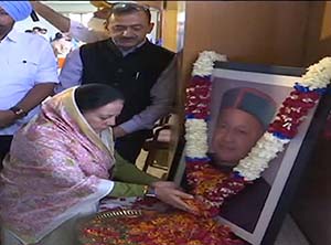 PCC president Pratibha Singh Pays tributes to late Virbhadra Singh in Shimla on his Jayanti 