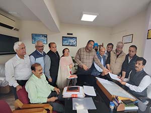 Congress leaders Submit memorandum to election Commissioner in Shimla on July 15 