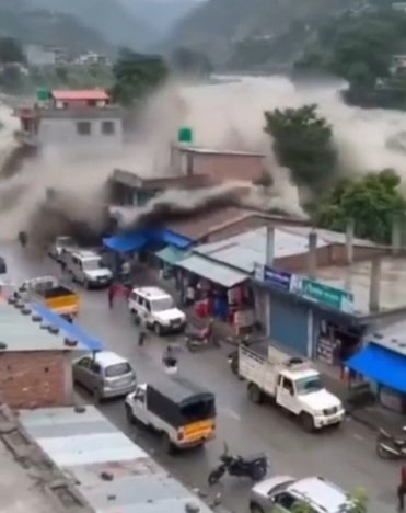 NepalTwonFloodAdvancing