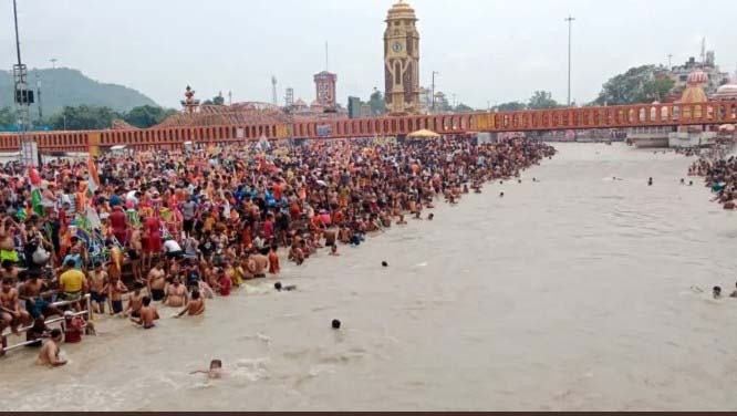 Thousands of Kanwar yatris at Haridwar in July 2022 