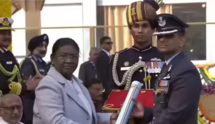 GrpCaptShuklaWithPresidentGettingAshokChakra