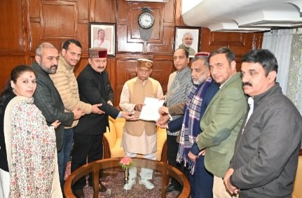 BJPSubmitsMemoToGuvInShimla